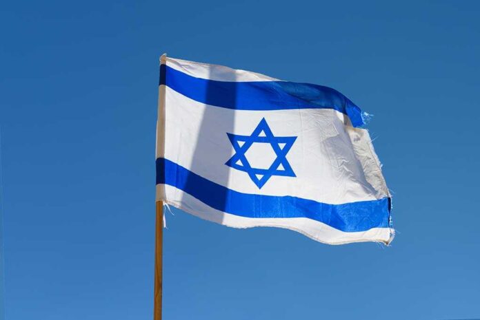 Flag,Of,Israel,On,Wooden,Flagpole,Waving,In,The,Wind,