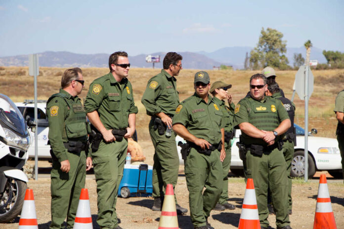 1413417008 featured image Sophisticated Smuggling Tactics: Guatemalan Men Caught Using Technology to Cross Border